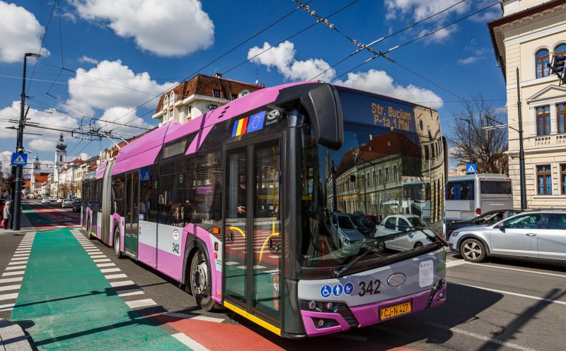Mai multe trolee, seara, pe linia 1 din Cluj-Napoca