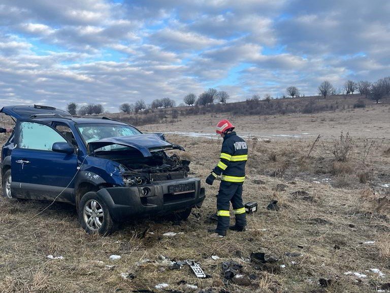 Mașină ieșită în decor pe un drum din Cluj. Au intervenit pompierii
