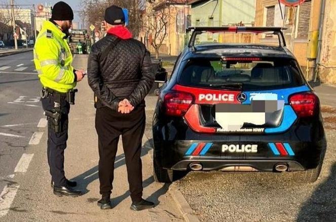 Un bărbat care și-a vopsit mașina ca să semene cu una de Poliție, oprit în trafic de adevărații polițiști. A primit o amendă uriașă