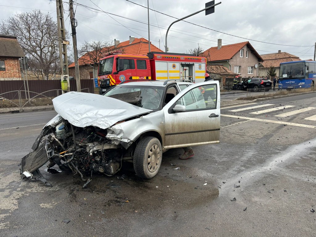 Accident între două mașini, în apropiere de Tureni. Trafic îngreunat