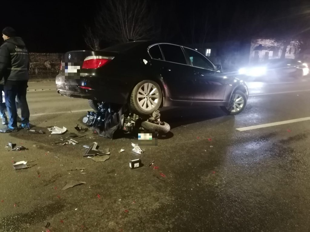 Accident GRAV cu o motocicletă și două mașini în Florești. Motocicleta, prinsă sub roțile unui bolid/ 10 minute mai târziu, încă un accident