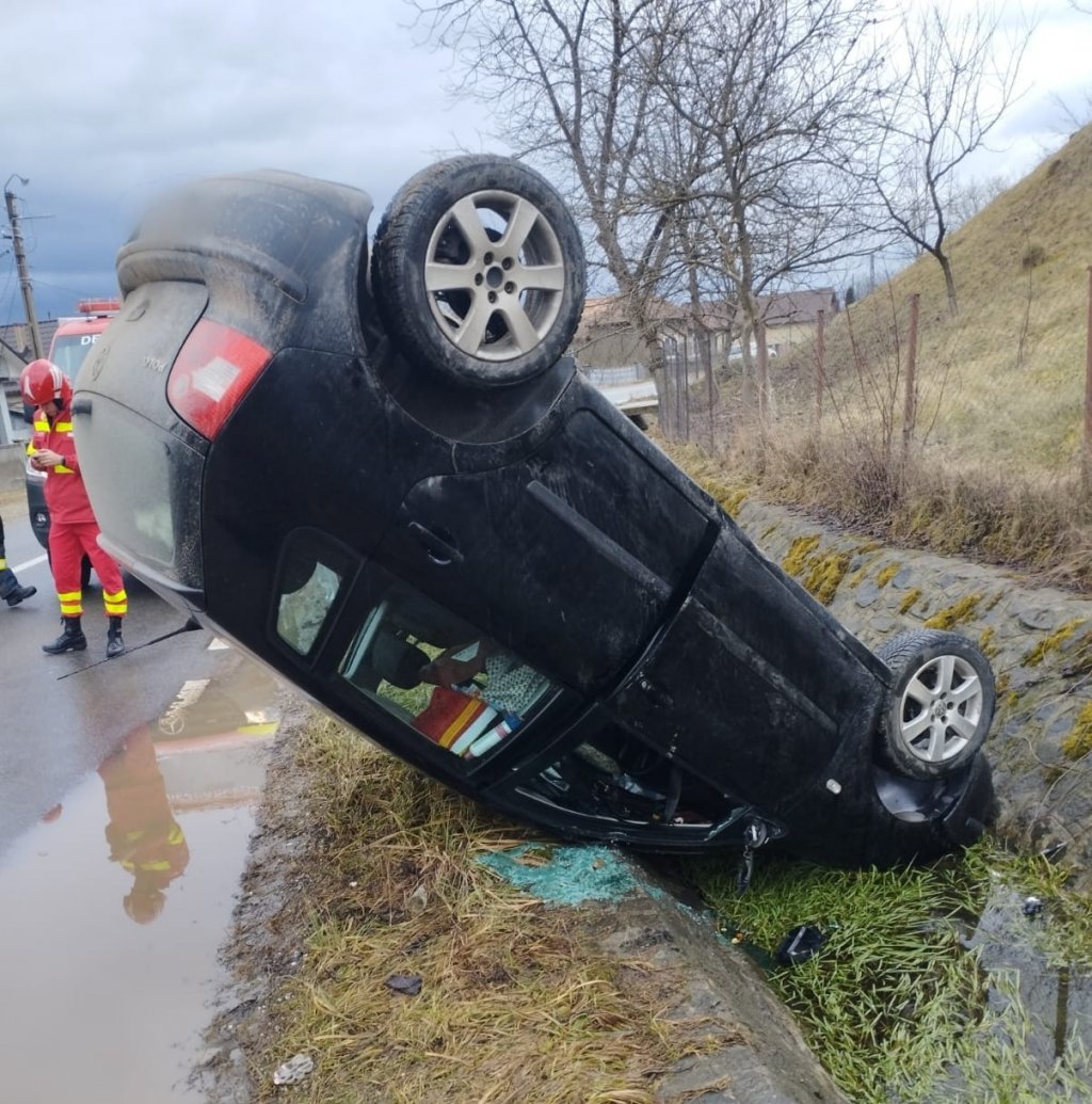 ACCIDENT sau CASCADORIE în judeţul Cluj: Ce manevră a făcut şoferul ca să "parcheze" cu roţile în sus, tocmai în şanţ