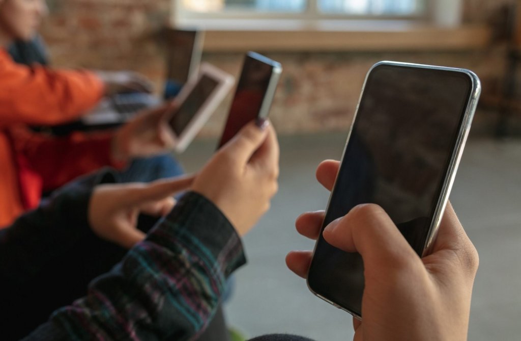 Date îngrijorătoare: Peste 30% dintre adolescenţi stau până la 6 ore pe zi pe internet/ 2 din 5 copii au fost jigniți sau au primit mesaje supărătoare  online