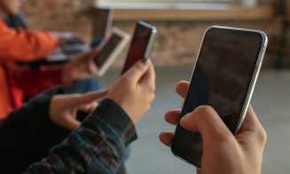 Date îngrijorătoare: Peste 30% dintre adolescenţi stau până la 6 ore pe zi pe internet/ 2 din 5 copii au fost jigniți sau au primit mesaje supărătoare  online