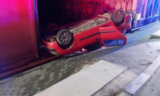 Accident în Dej! Mașină cu roțile în sus, într-un gard