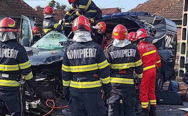 Accident cu trei mașini pe Cluj - Oradea. O persoană a rămas încarcerată/ Traficul a fost oprit