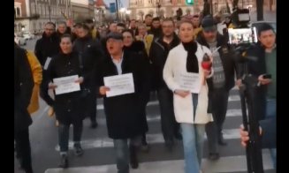 Protest AUR la Cluj împotriva comasării alegerilor: „Aprindem o lumânare pentru decesul democrației”