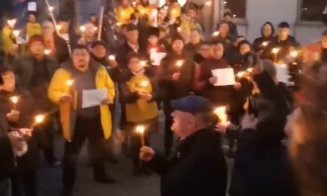 Protest AUR la Cluj împotriva comasării alegerilor: „Aprindem o lumânare pentru decesul democrației”