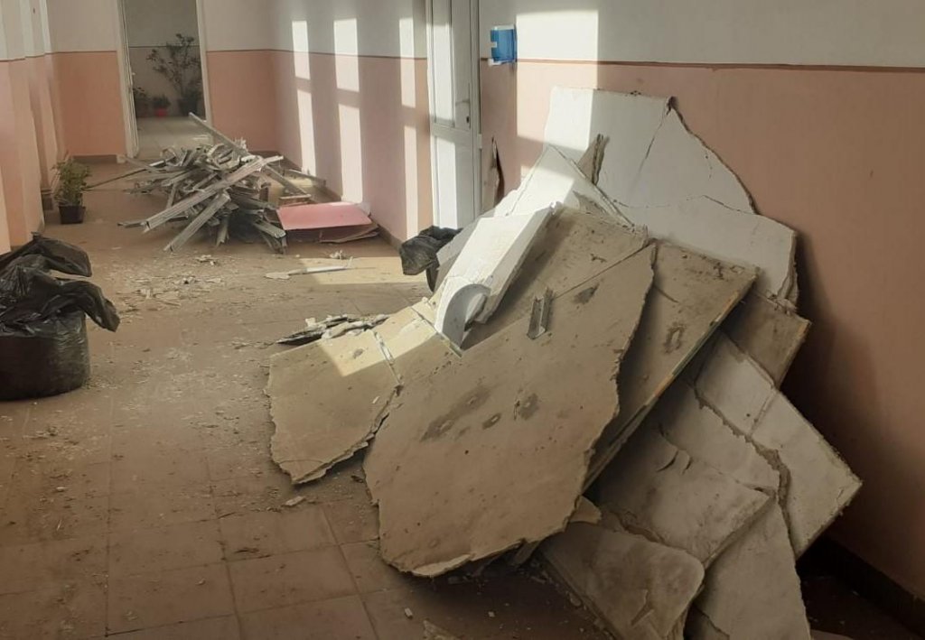 Unul dintre cei patru copii peste care a căzut tavanul în sala de clasă a rămas internat