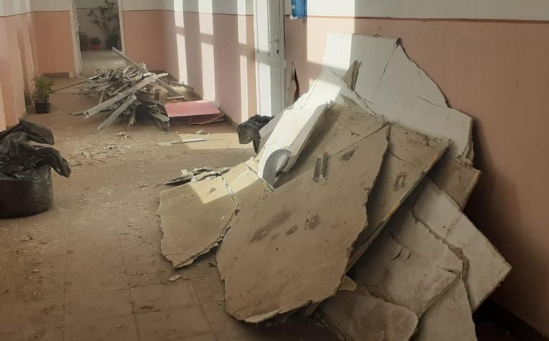 Unul dintre cei patru copii peste care a căzut tavanul în sala de clasă a rămas internat