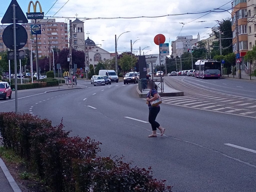IPJ Cluj, despre accidentul din Mănăștur: "Pietonul traversa prin loc nepermis". Stația Minerva, locul unde mulți oameni trec strada neregulamentar