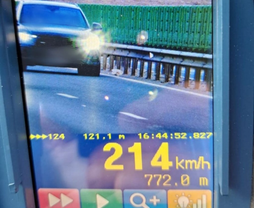 Șofer de 18 ani, prins cu 214km/h pe A3. A rămas pieton patru luni și a primit o amendă uriașă
