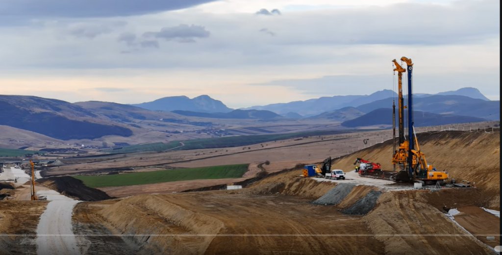 Se lucrează fără oprire! VIDEO spectaculos de pe șantierul Drumului expres Tureni - Autostrada Transilvania