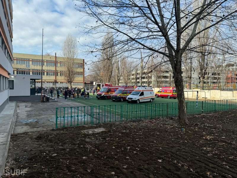 Elevi evacuați dintr-un liceu după ce s-a folosit un spray paralizant. 25 de adolescenți, la spital / Opt autospeciale SMURD, alertate