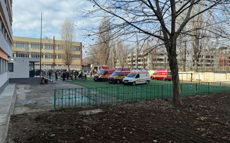 Elevi evacuați dintr-un liceu după ce s-a folosit un spray paralizant. 25 de adolescenți, la spital / Opt autospeciale SMURD, alertate