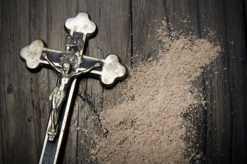 Începe Postul Paștelui pentru romano-catolici. Ritualul care se face în Miercurea Cenușii