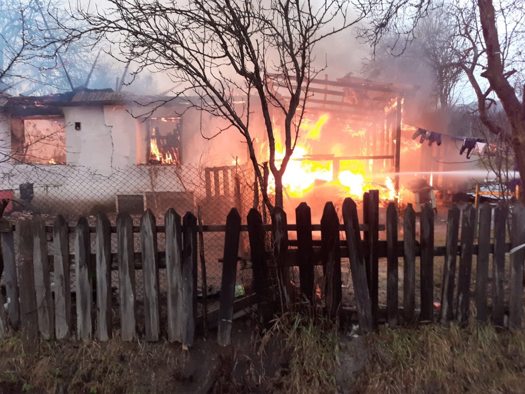 INCENDIU într-o localitate din Cluj! Casă cuprinsă de flăcări