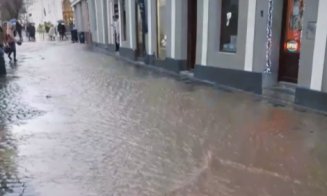 Strada Matei Corvin din Cluj, inundată din cauza unei avarii