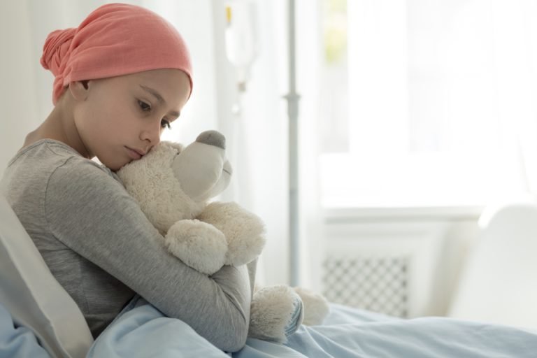 Aproximativ 500 de copii sunt diagnosticaţi anual cu diferite forme de cancer în România