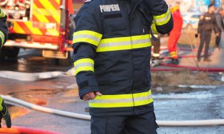 Pompierii clujeni, eroii zilei! Peste 85 de salvatori ISU s-au luptat ore în șir cu focul care a cuprins o hală în Baciu