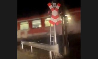 Pericol mortal pe calea ferată! Trenurile trec printre mașini la o barieră semnalizată pe dos în judeţul Cluj