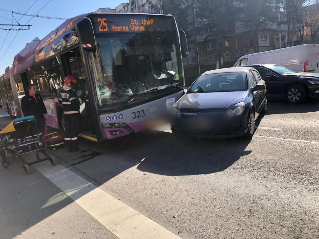 Ciocnire între un autobuz și o mașină pe un bulevard din Cluj-Napoca! Două persoane, transportate la spital