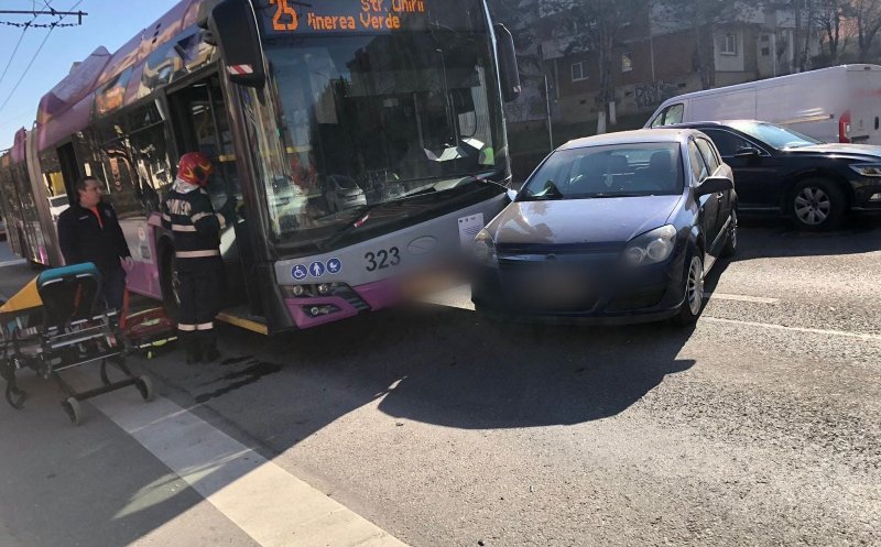 Ciocnire între un autobuz și o mașină pe un bulevard din Cluj-Napoca! Două persoane, transportate la spital