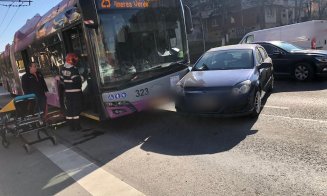 Ciocnire între un autobuz și o mașină pe un bulevard din Cluj-Napoca! Două persoane, transportate la spital