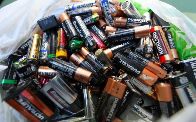 Bateriile și acumulatorii vechi nu se mai pot arunca la gunoi. Reguli noi pentru reciclare, din 18 februarie