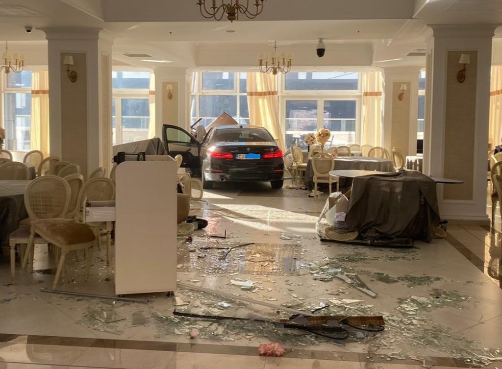 Un șofer din Cluj a intrat cu mașina într-un restaurant din Băile Herculane