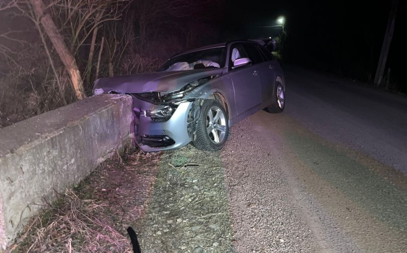 ACCIDENT în judeţul Cluj. Şi-a făcut BMW-ul praf într-un cap de pod