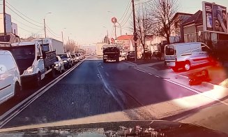 Viaţa bate filmul: Thriller cu un camion Bratner care îşi pierde încărcătura uriaşă... din mers