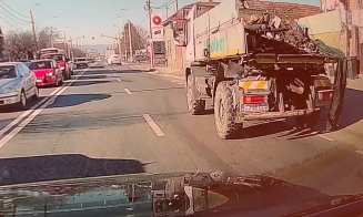 Viaţa bate filmul: Thriller cu un camion Bratner care îşi pierde încărcătura uriaşă... din mers