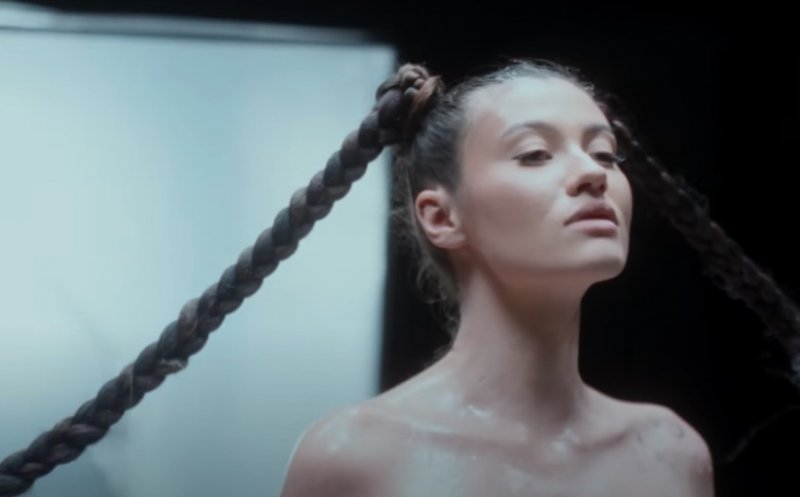 Cine este Erika Isac, artista care cântă „Macarena”, piesă cu care a devenit virală