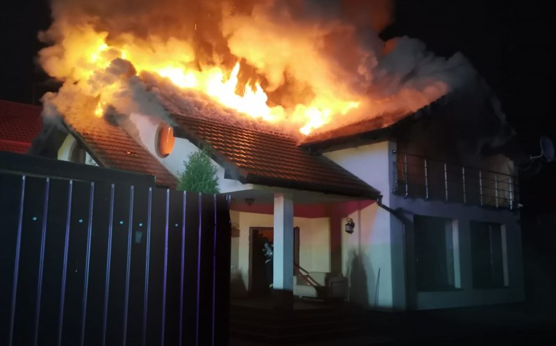 INCENDIU noaptea trecută la o casă din Apahida / Pompierii nu au avut posibilitatea să alimenteze cu apă în apropiere