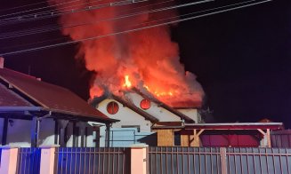 INCENDIU noaptea trecută la o casă din Apahida / Pompierii nu au avut posibilitatea să alimenteze cu apă în apropiere