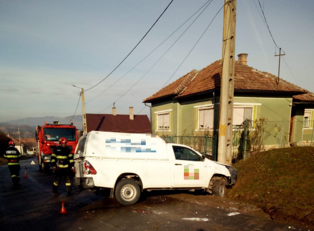 Accident rutier într-o localitate din Cluj. Bărbat rănit, transportat la spital