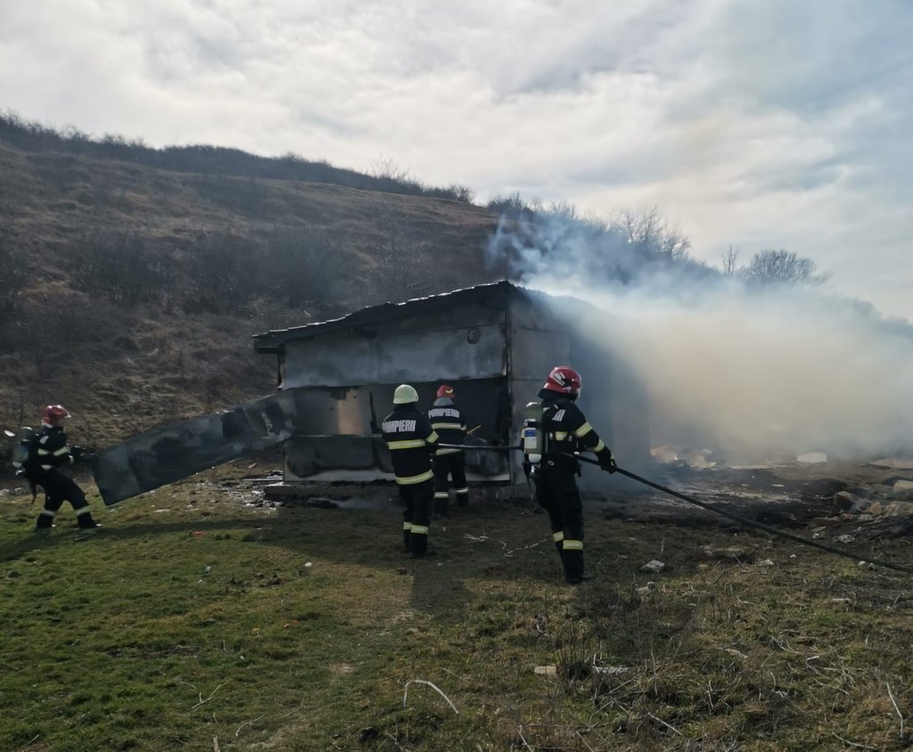 ARDE o casă dintr-o localitate clujeană. Două autospeciale ISU au intervenit