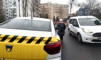 Locuri de parcare gratis pe trotuarele nou-nouţe ale unui părculeţ din Mănăştur / Nici maşina de salubritate nu mai are acces