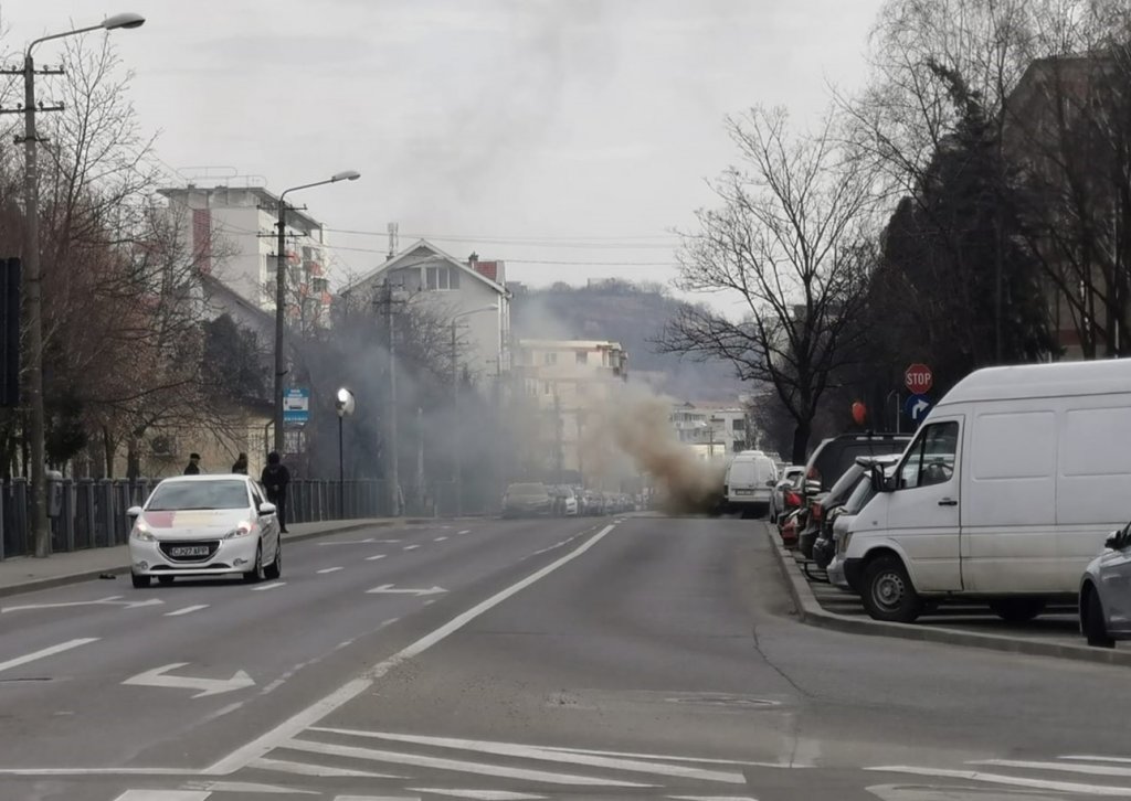 O mașină a luat FOC pe o stradă din Cluj-Napoca! Vizibilitate redusă