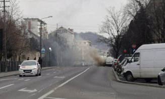 O mașină a luat FOC pe o stradă din Cluj-Napoca! Vizibilitate redusă