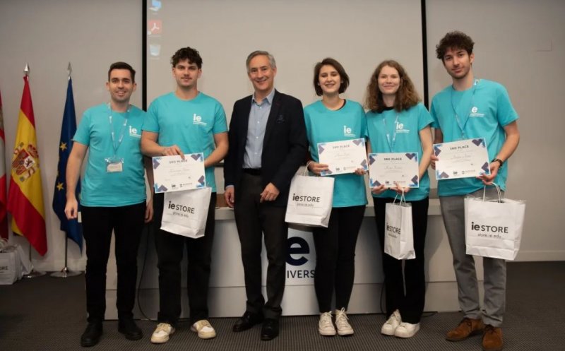 O echipă de studenți ai UBB Cluj, medaliată la competiția de studii de caz de la Madrid