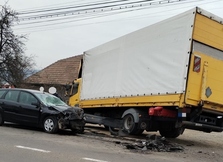 Accident într-o comună din Cluj cu un camion și o mașină. Un bărbat a ajuns la spital