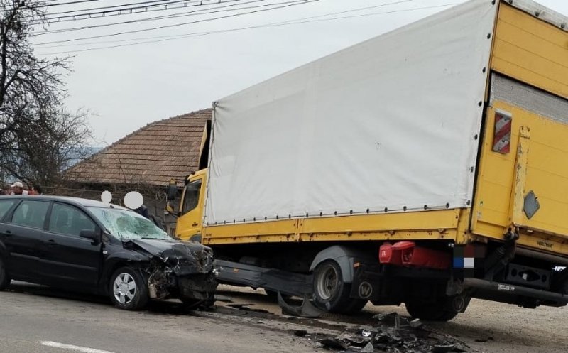 Accident într-o comună din Cluj cu un camion și o mașină. Un bărbat a ajuns la spital