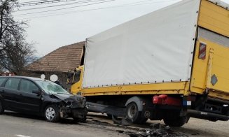 Accident într-o comună din Cluj cu un camion și o mașină. Un bărbat a ajuns la spital