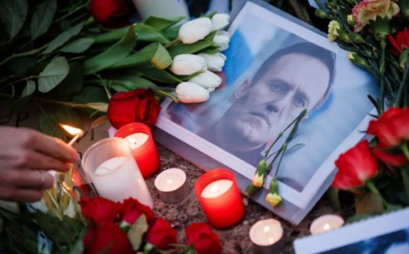 Aleksei Navalnîi a fost înmormântat. Mii de ruși s-au adunat la cimitir/ Fotografia postată cu sicriul deschis al acestuia