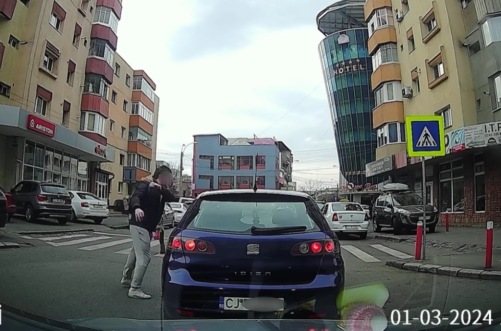 Pieton nervos filmat în timp ce sparge oglinda unui șofer, în Cluj-Napoca. "Poliția îl poate găsi ușor"