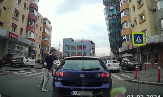 Pieton nervos filmat în timp ce sparge oglinda unui șofer, în Cluj-Napoca. "Poliția îl poate găsi ușor"