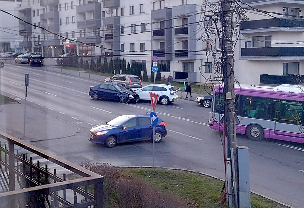 ACCIDENT pe strada Corneliu Coposu din Cluj-Napoca. Două persoane transportate la spital