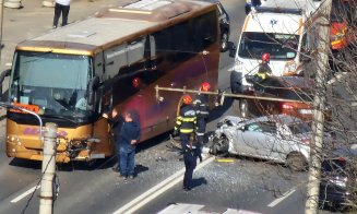 ACCIDENT pe strada Teodor Mihali din Cluj! O mașină a intrat într-un autocar de la școala de șoferi / Doi tineri, transportați la spital